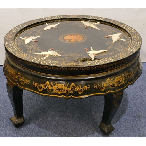 812 - A good quality reproduction Oriental lacquered round coffee table with raised mother of pearl, hards... 