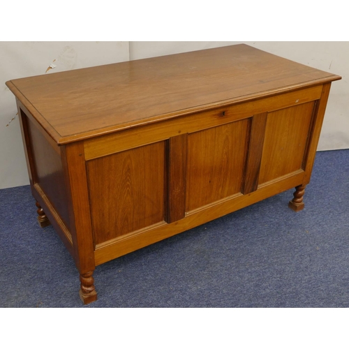 824 - A heavy camphor dower chest with triple panelled front, hinged top, on short barley twist legs, 113c... 