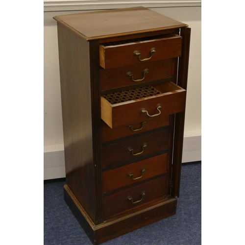 797 - A mahogany Wellington chest with 7 drawers, drop brass handles, reeded lock bar support (no key), 50... 