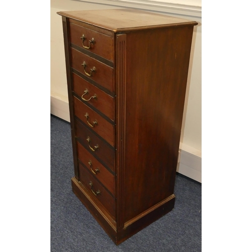 797 - A mahogany Wellington chest with 7 drawers, drop brass handles, reeded lock bar support (no key), 50... 