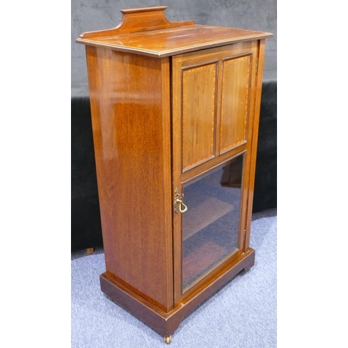 821 - An Edwardian mahogany music cabinet with allover inlaid banding and stringing, lipped back, single t... 