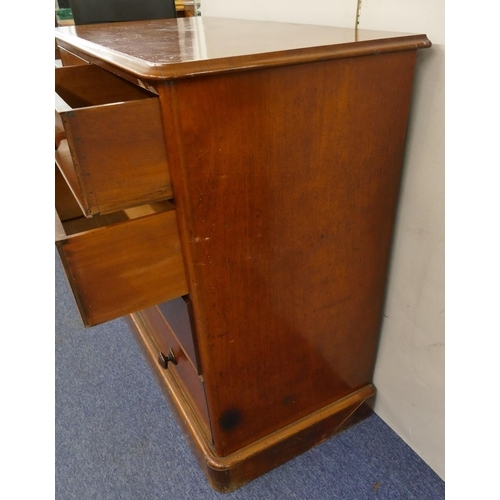 826 - A 19th Century mahogany straight front chest of drawers with 2 short and 3 long graduated drawers, w... 