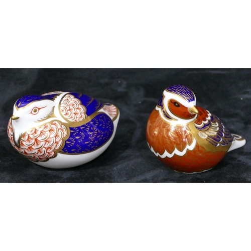 20 - 2 Royal Crown Derby Imari pattern paperweights in form of birds (1 with gold stopper, larger bird wi... 