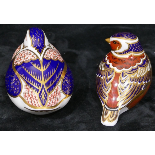 20 - 2 Royal Crown Derby Imari pattern paperweights in form of birds (1 with gold stopper, larger bird wi... 