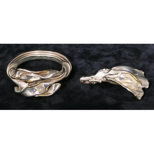 396 - A 925 hollow Continental bangle with engraved floral and twine decoration, a matching brooch, 93.2 g... 