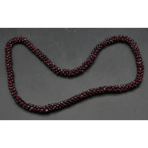 400 - A garnet bead necklace