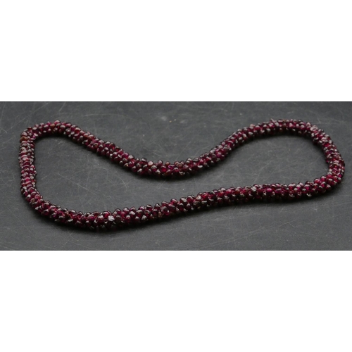 400 - A garnet bead necklace