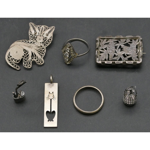 419 - A 925 silver Art Deco style dress ring, a silver wedding ring, 3 charms and 2 brooches (7)