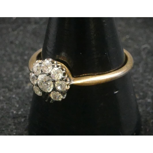 461 - An 18ct gold circular cluster ring set with centre diamond, approx. 0.20ct, surrounded by 8 smaller ... 