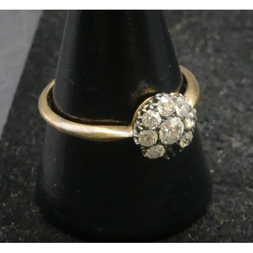 461 - An 18ct gold circular cluster ring set with centre diamond, approx. 0.20ct, surrounded by 8 smaller ... 