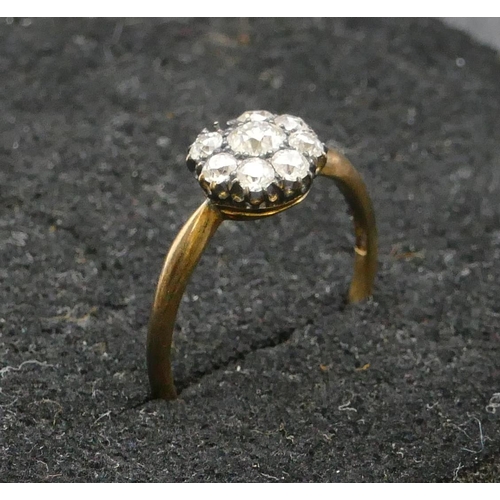 461 - An 18ct gold circular cluster ring set with centre diamond, approx. 0.20ct, surrounded by 8 smaller ... 