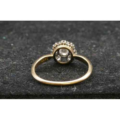 461 - An 18ct gold circular cluster ring set with centre diamond, approx. 0.20ct, surrounded by 8 smaller ... 