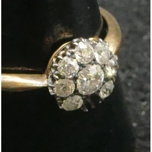 461 - An 18ct gold circular cluster ring set with centre diamond, approx. 0.20ct, surrounded by 8 smaller ... 