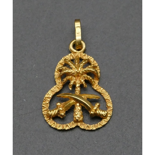 473 - An 18ct gold Eastern pendant mounted with palm tree and 2 swords, 3.6 grams.