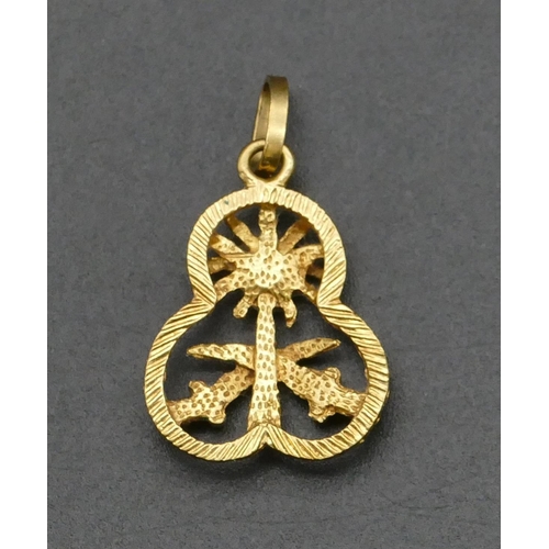 473 - An 18ct gold Eastern pendant mounted with palm tree and 2 swords, 3.6 grams.