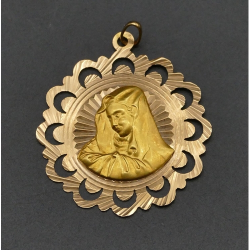 474 - An 18ct gold circular scallop shaped pendant mounted with Madonna, pierced rim, 4cm diameter, 7.8 gr... 