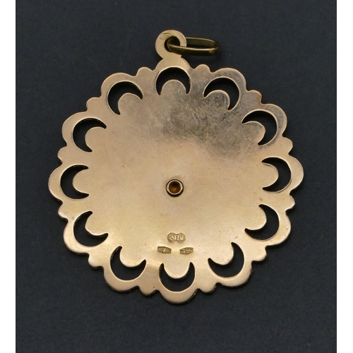 474 - An 18ct gold circular scallop shaped pendant mounted with Madonna, pierced rim, 4cm diameter, 7.8 gr... 