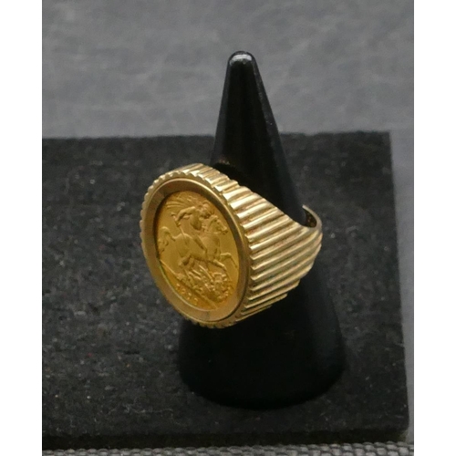 482 - A George V gold half sovereign mounted as a ring with allover reeded decoration, 1912, size M/N, 10.... 