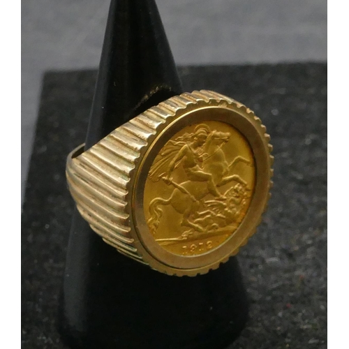 482 - A George V gold half sovereign mounted as a ring with allover reeded decoration, 1912, size M/N, 10.... 