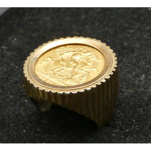 482 - A George V gold half sovereign mounted as a ring with allover reeded decoration, 1912, size M/N, 10.... 