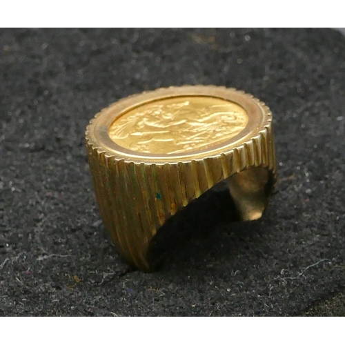 482 - A George V gold half sovereign mounted as a ring with allover reeded decoration, 1912, size M/N, 10.... 