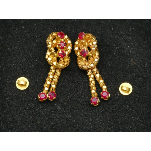 491 - A pair of Eastern high carat gold knot shaped earrings with drop tassels mounted with red stones (1 ... 