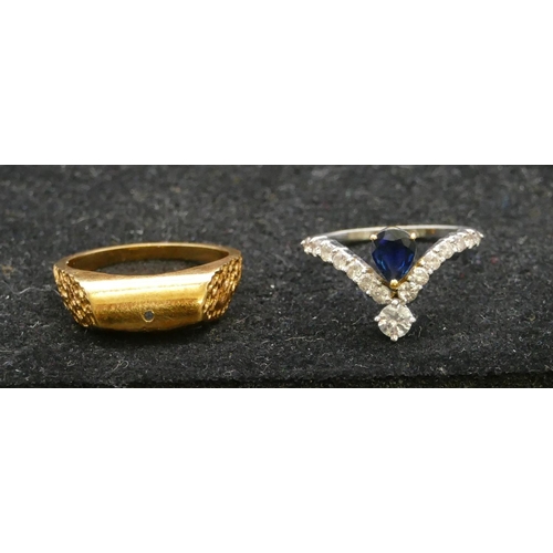 498 - A high carat gold Eastern ladies 2-coloured ring set with sapphire and various diamonds (mounted in ... 