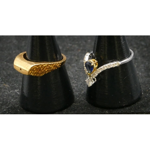 498 - A high carat gold Eastern ladies 2-coloured ring set with sapphire and various diamonds (mounted in ... 