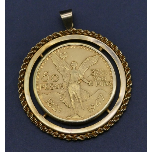 505 - A Mexican 50 pesos gold commemorative coin 1821-1947 in high ct gold removable pendant, 5.2 cm wide ... 