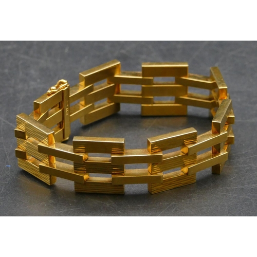 506 - An 18ct gold triple and double bar linked bracelet with part reeded decoration, 19cm long, 61.12 gra... 