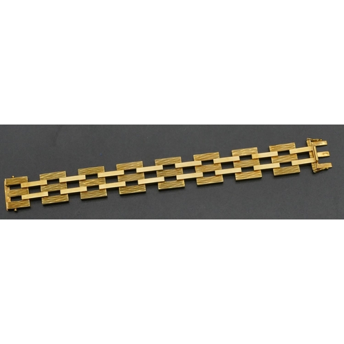 506 - An 18ct gold triple and double bar linked bracelet with part reeded decoration, 19cm long, 61.12 gra... 