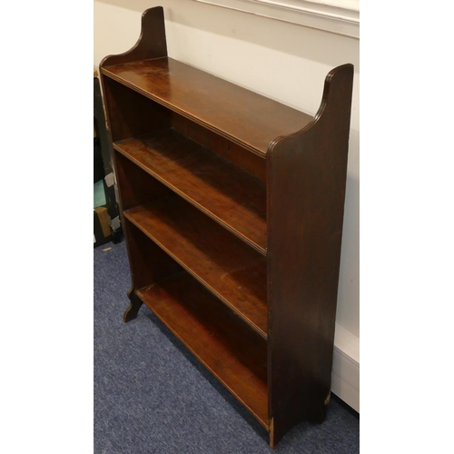 718 - A 19th Century mahogany 4-tier open bookcase with reeded decoration, on splayed feet (1 front foot m... 