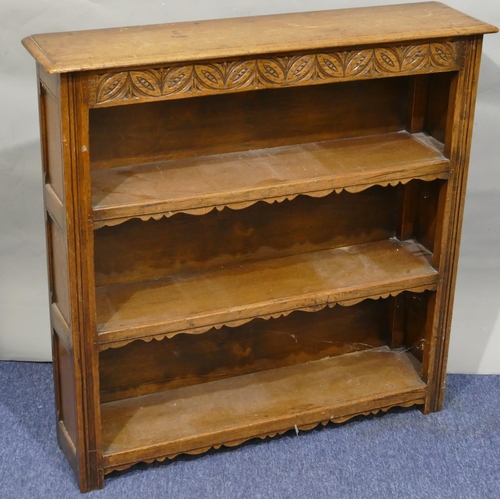 730 - A good quality oak 20th Century open bookcase with 3 shelves with carved scroll decoration, 91cm wid... 