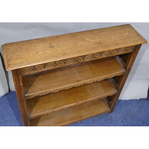 730 - A good quality oak 20th Century open bookcase with 3 shelves with carved scroll decoration, 91cm wid... 