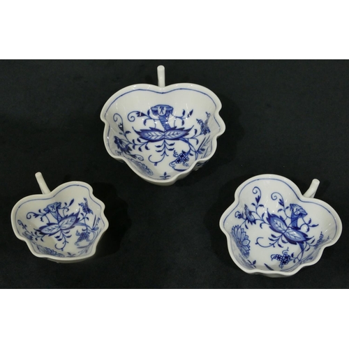 148 - A set of 3 graduated Meissen leaf shaped dishes on blue and white ground with onion pattern decorati... 