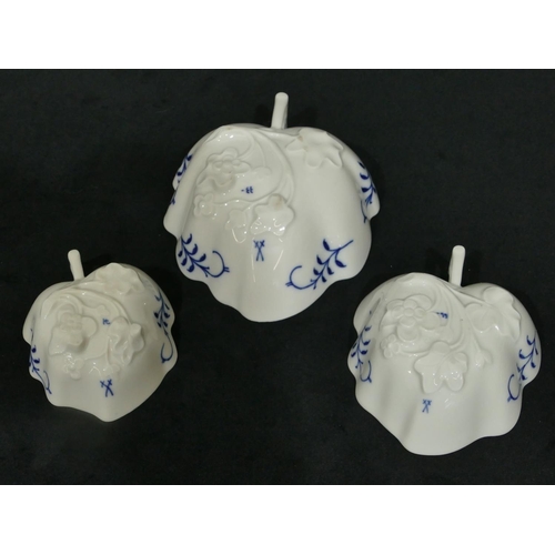 148 - A set of 3 graduated Meissen leaf shaped dishes on blue and white ground with onion pattern decorati... 