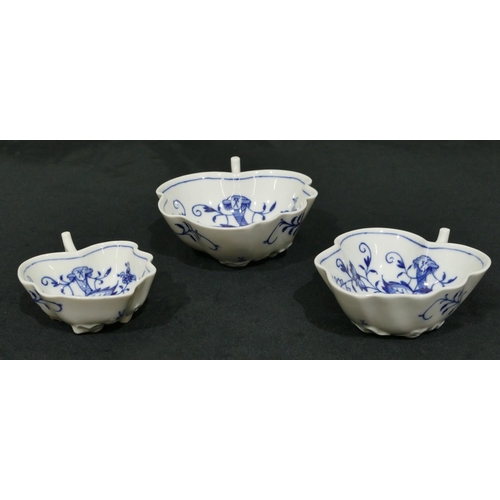 148 - A set of 3 graduated Meissen leaf shaped dishes on blue and white ground with onion pattern decorati... 