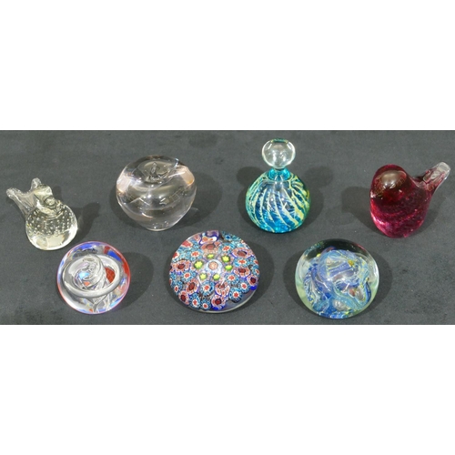 170 - A glass Millefiori round bulbous shaped paperweight and 6 various other paperweights (7)