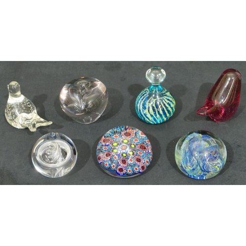 170 - A glass Millefiori round bulbous shaped paperweight and 6 various other paperweights (7)