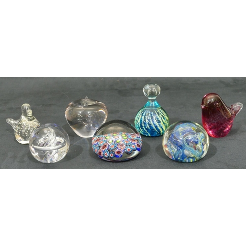 170 - A glass Millefiori round bulbous shaped paperweight and 6 various other paperweights (7)