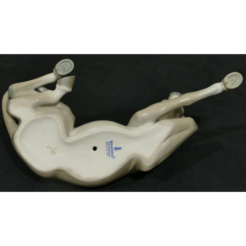 173 - A Lladro figure of a lying down horse, 22cm long, 12cm high