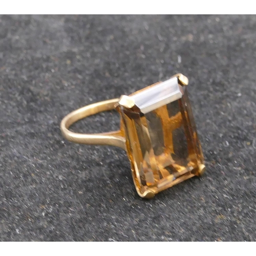 677 - A 9ct gold ladies rectangular smoky quartz ring, Size S/T, 7.3 grams gross