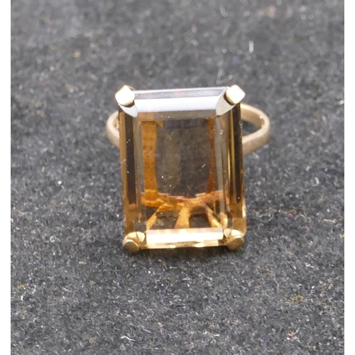 677 - A 9ct gold ladies rectangular smoky quartz ring, Size S/T, 7.3 grams gross