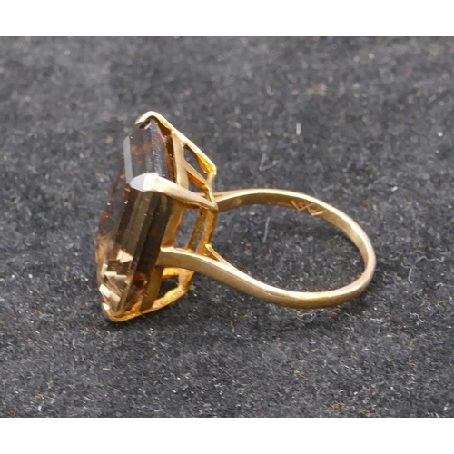 677 - A 9ct gold ladies rectangular smoky quartz ring, Size S/T, 7.3 grams gross