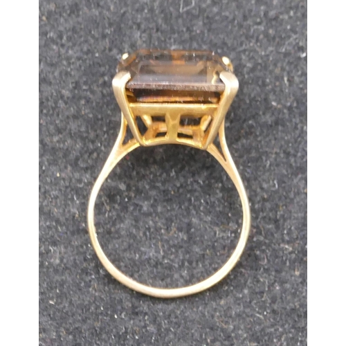 677 - A 9ct gold ladies rectangular smoky quartz ring, Size S/T, 7.3 grams gross