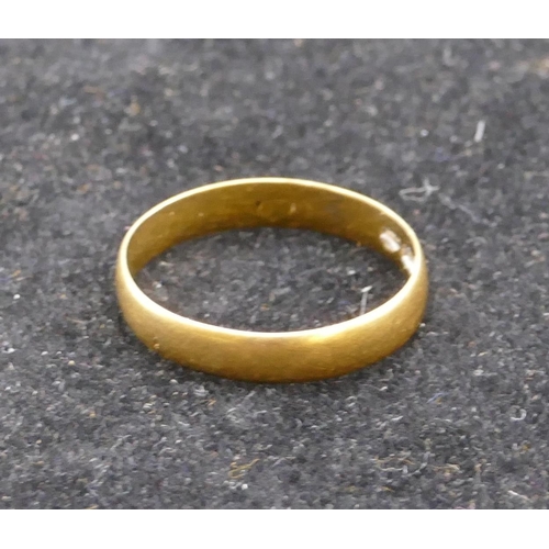 678 - A 22ct gold wedding ring, size N/O, 2.3 grams