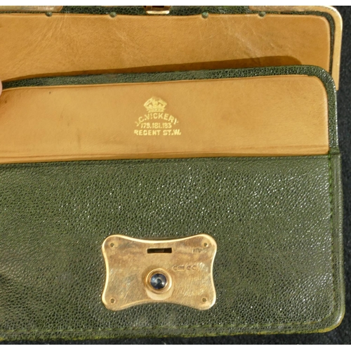 687 - A leather purse mounted with 15ct gold mounts with sapphire button, 10.5cm wide