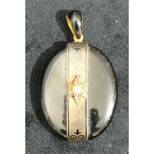 694 - A 15ct gold and onyx oval memorial pendant mounted with single pearl, 5.5cm high overall