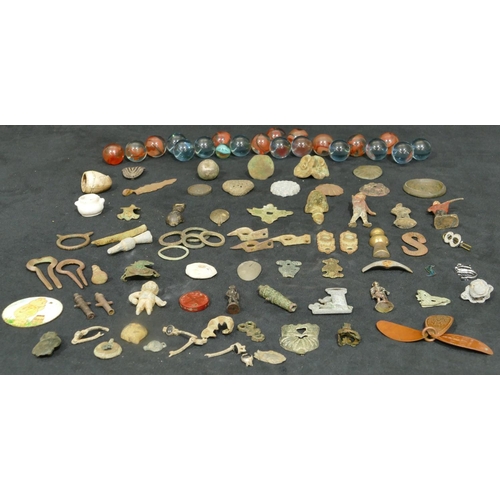 718 - A quantity of various marbles and a collection of various artefacts