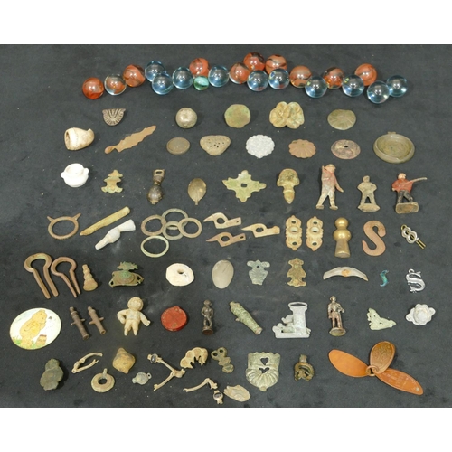 718 - A quantity of various marbles and a collection of various artefacts